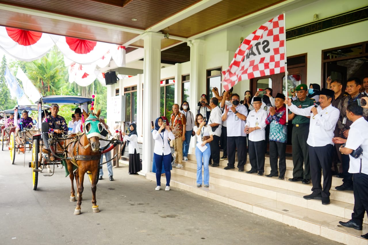 Bupati Magelang Zaenal Arifin saat menyerahkan bingkisan kepada anak-anak yang ikut pada kegiatan sunatan massal.