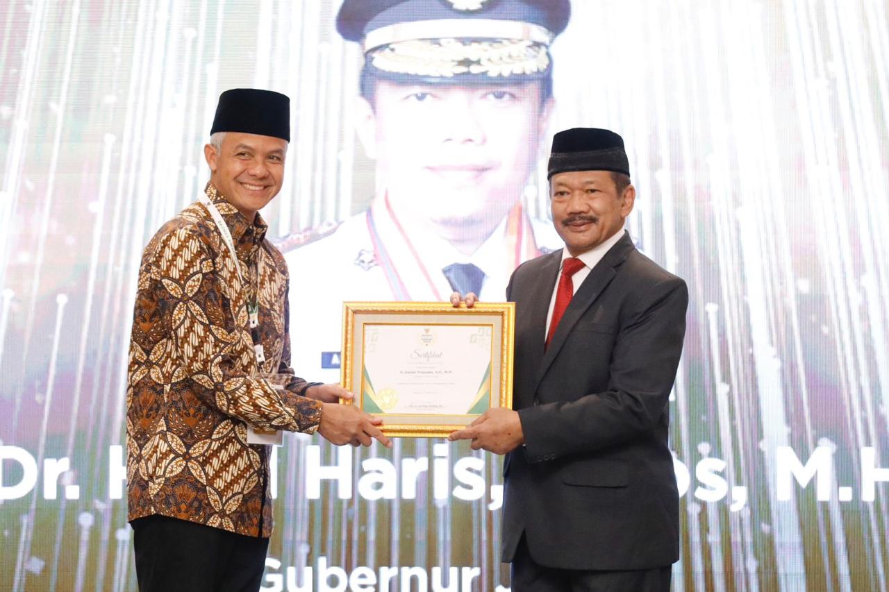 Ganjar Terima Penghargaan Sebagai Gubernur Pendukung Utama Pengelolaan Zakat di Indonesia