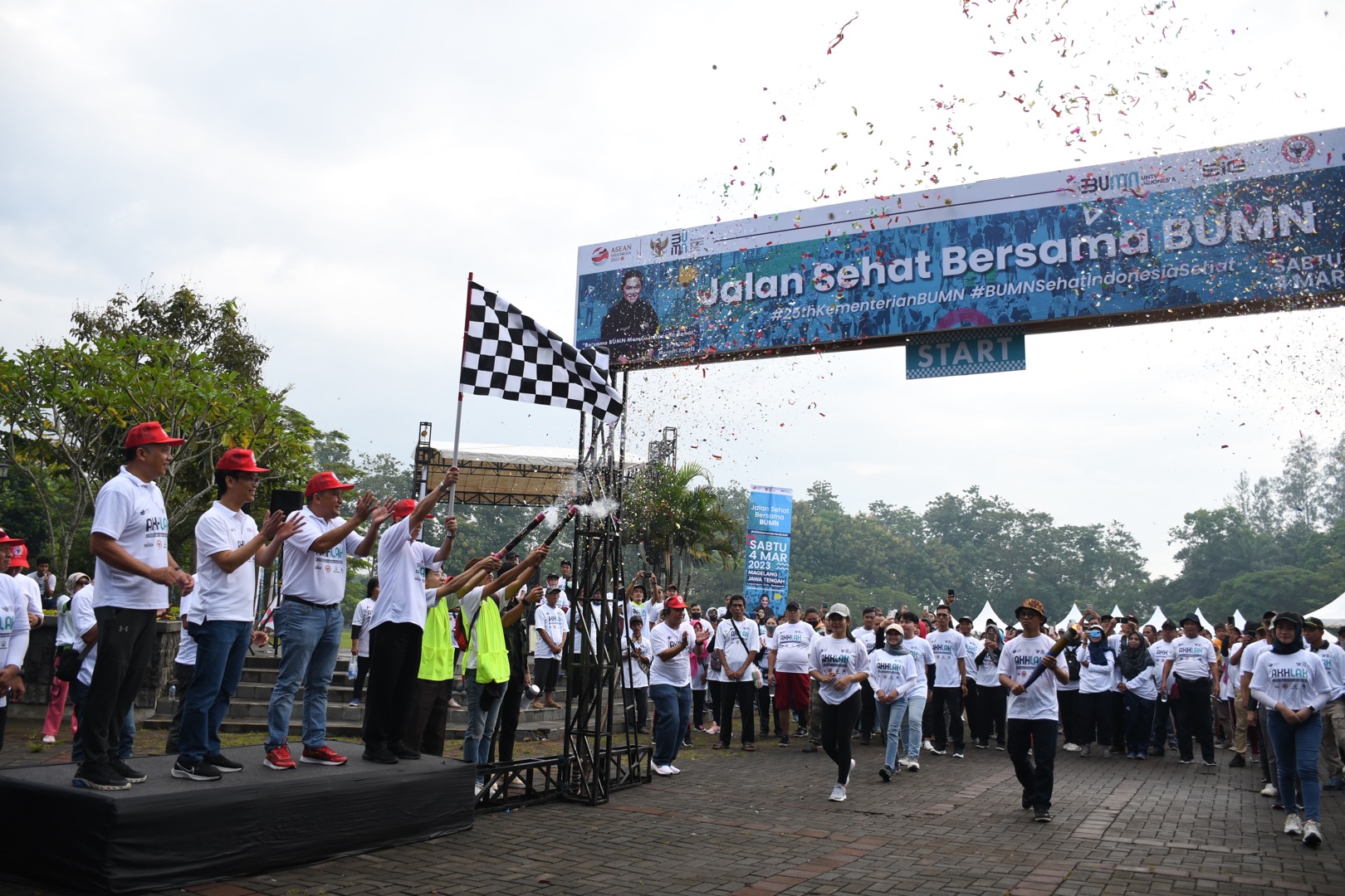 HUT Kementerian BUMN ke-25, Semen Padang Semarakkan Jalan Sehat di Magelang