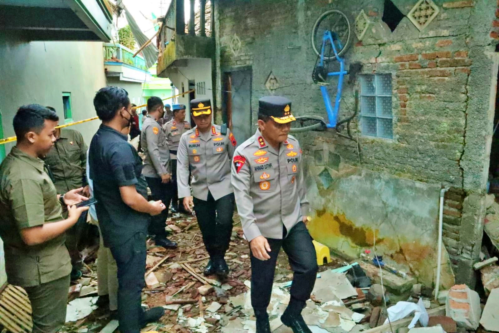 Kapolda Jateng didamping Kapolresta Magelang saat di TKP ledakan akibat obat petasan di Kaliangkrik