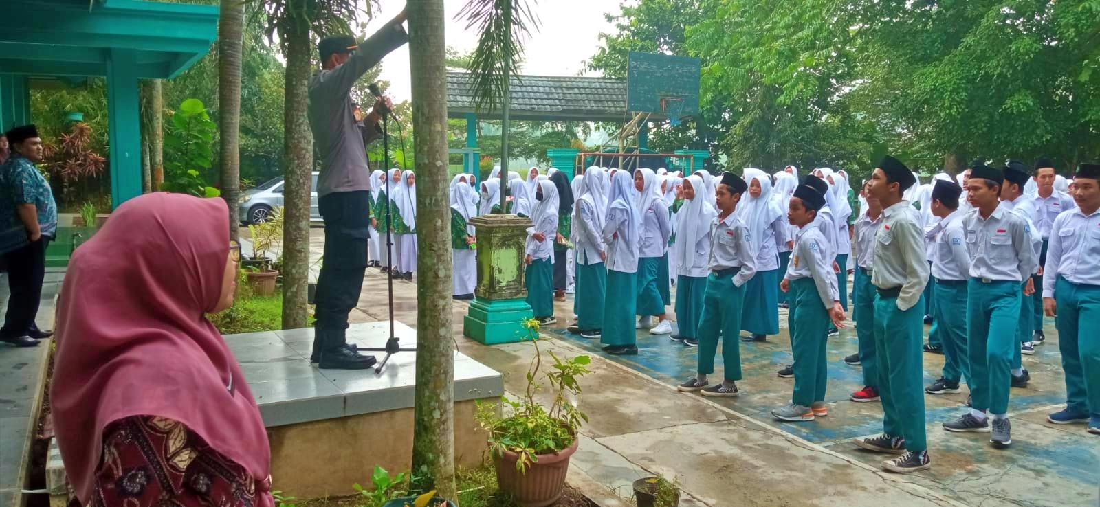 Kapolsek Muntilan beri pembinaan di SMA Terpadu Maarif Gunungpring