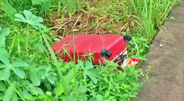 Koper merah berisi mayat