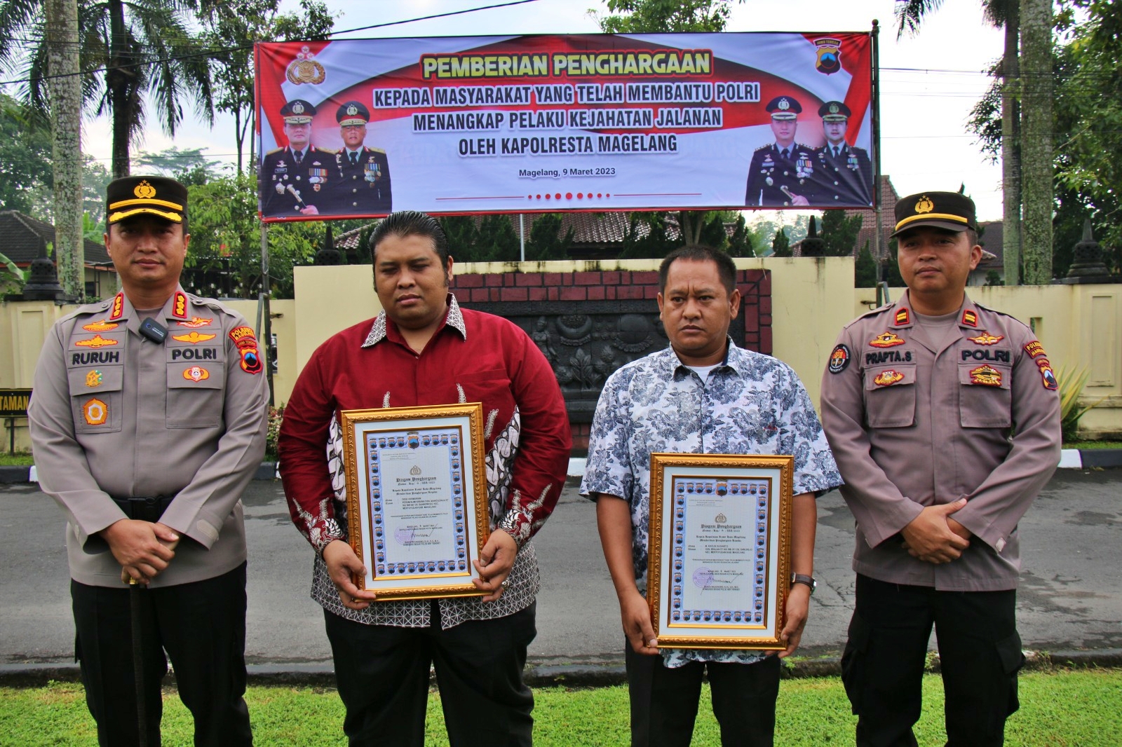 Penghargaan dari Kapolresta Magelang kepada warga yang tabrak dua remaja pembacok