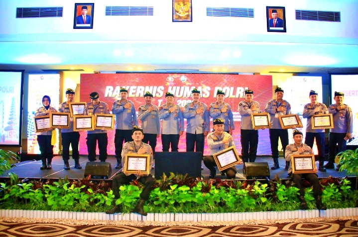 Penghargaan kepada Humas Polda Jateng