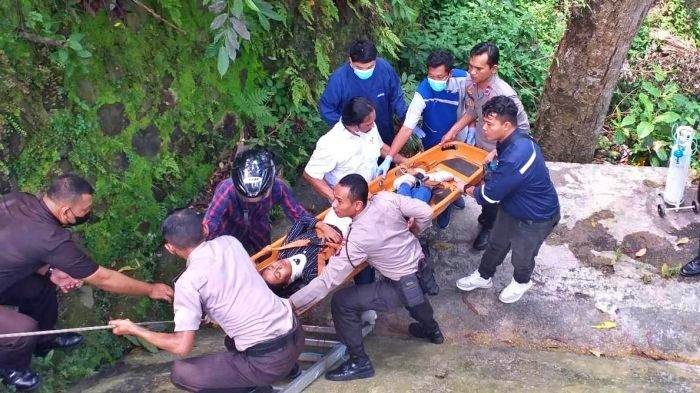 Petugas melakukan evakuasi korban yang melakukan percobaan bunuh diri dengan melompat dari Jembatan Kalikuning Maguwoharjo