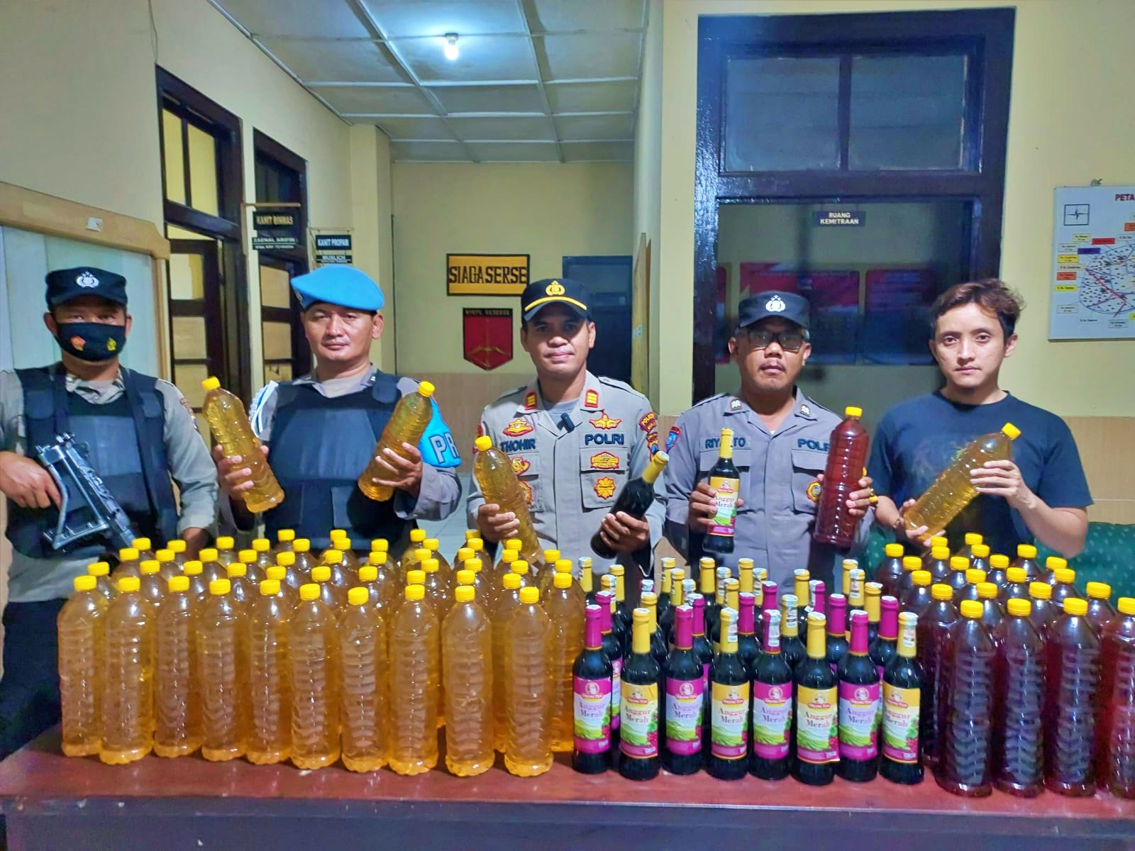 Polsek Muntilan sita Miras dari sebuah warung saat operasi