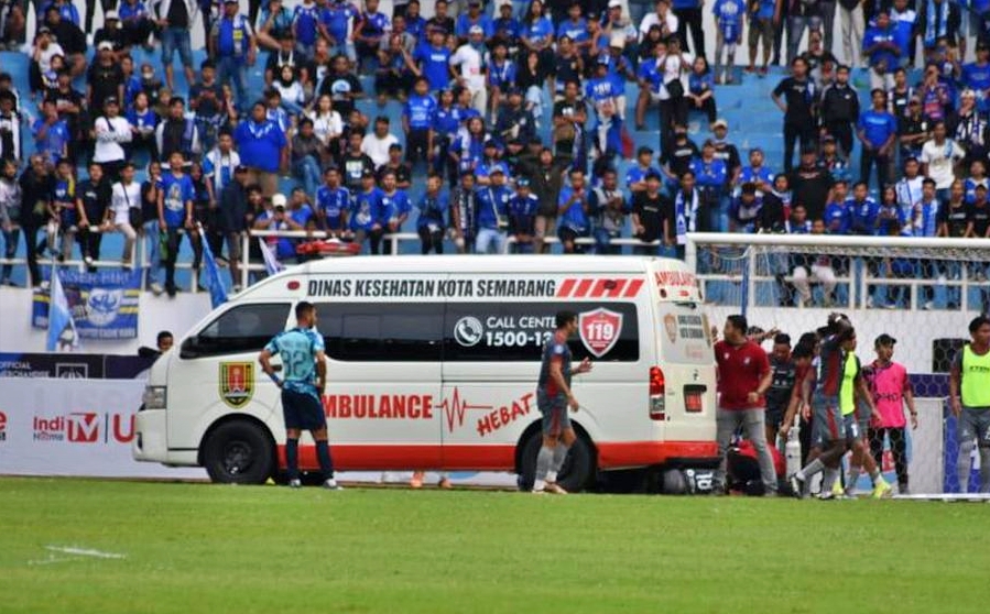 Ricki Ariansyah pemain Madura United alami Kolaps saat bertanding lawan PSIS Semarang