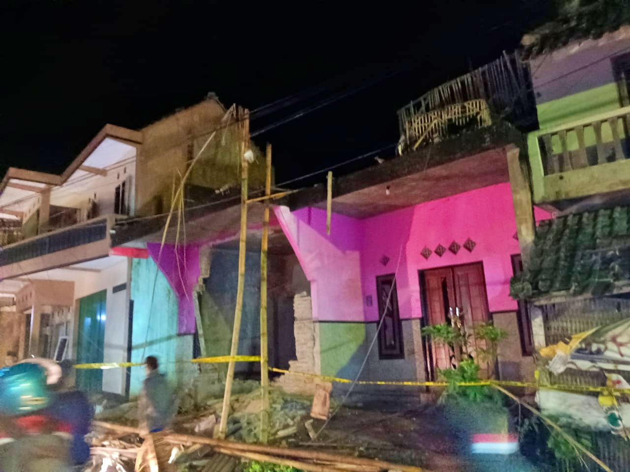 Salah satu rumah rusak diduga akibat ledakan dari obat mercon di Magelang