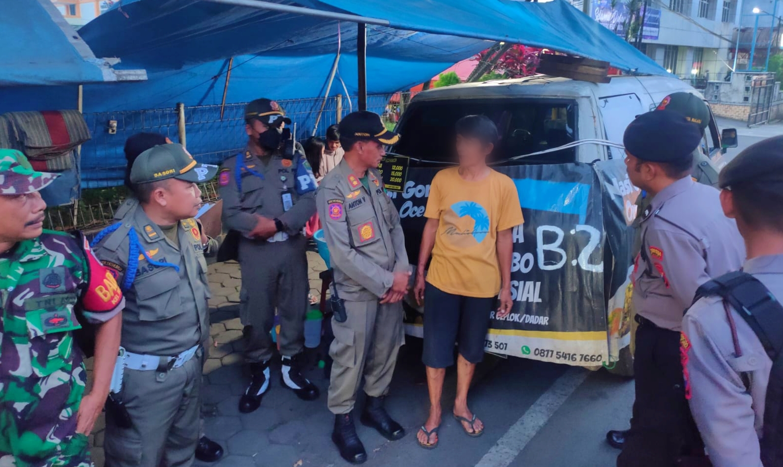 Satpol PP tutup warung nasi goreng babi