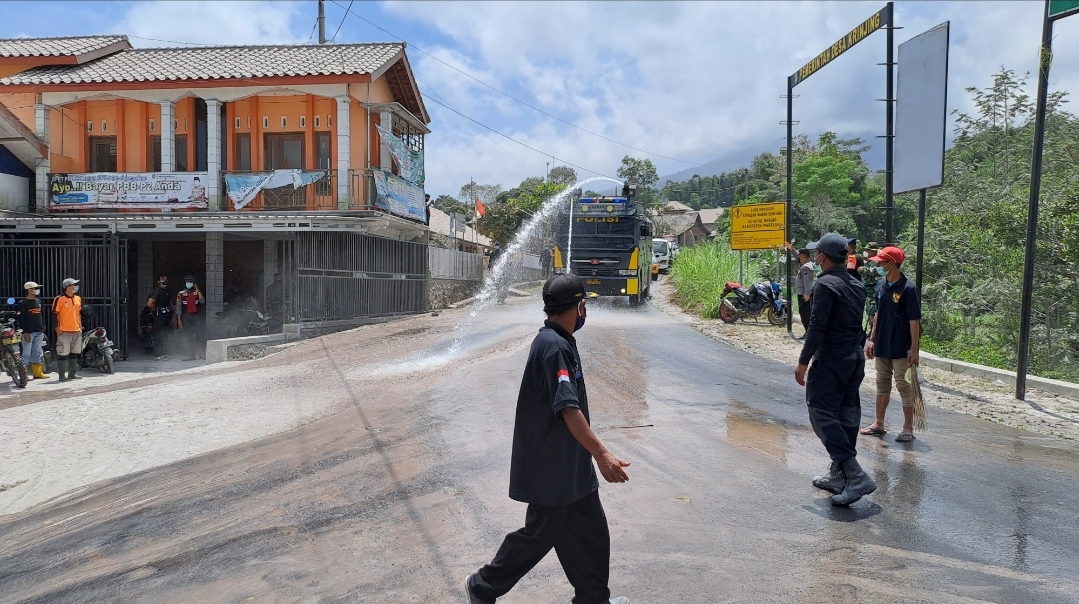 TNI-Polri Bersihkan Abu Vulkanik Gunakan Water Canon di Krinjing Magelang
