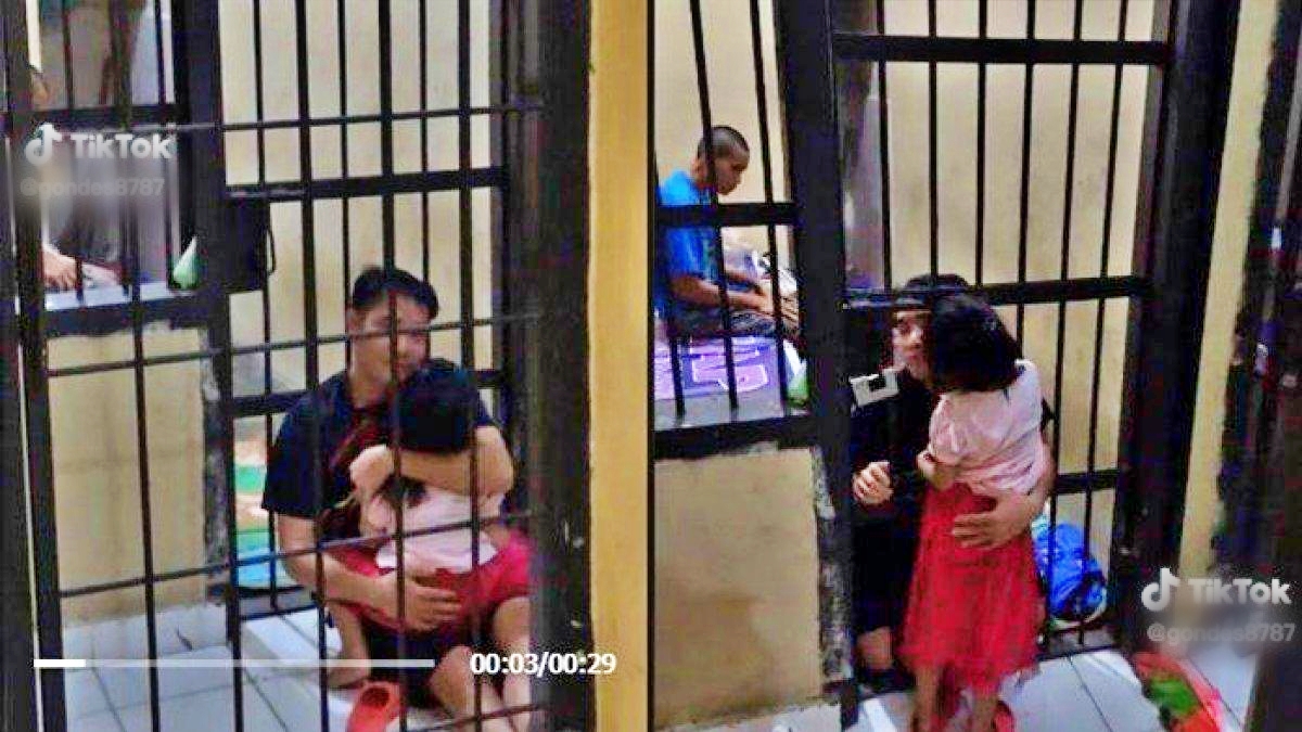 Sedih video seorang tahanan peluk anak dari balik sel