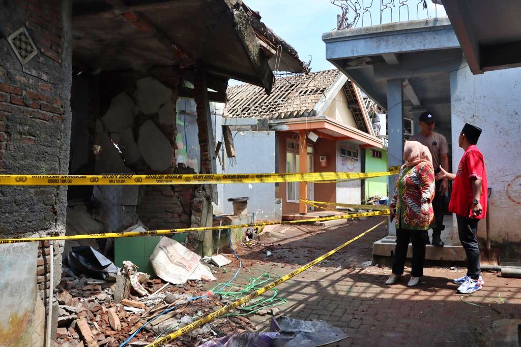 Seorang Anggota DPRD Provinsi Jateng saat memberi bantuan kepada warga terdampak ledakan di Kaliangkrik Magelang