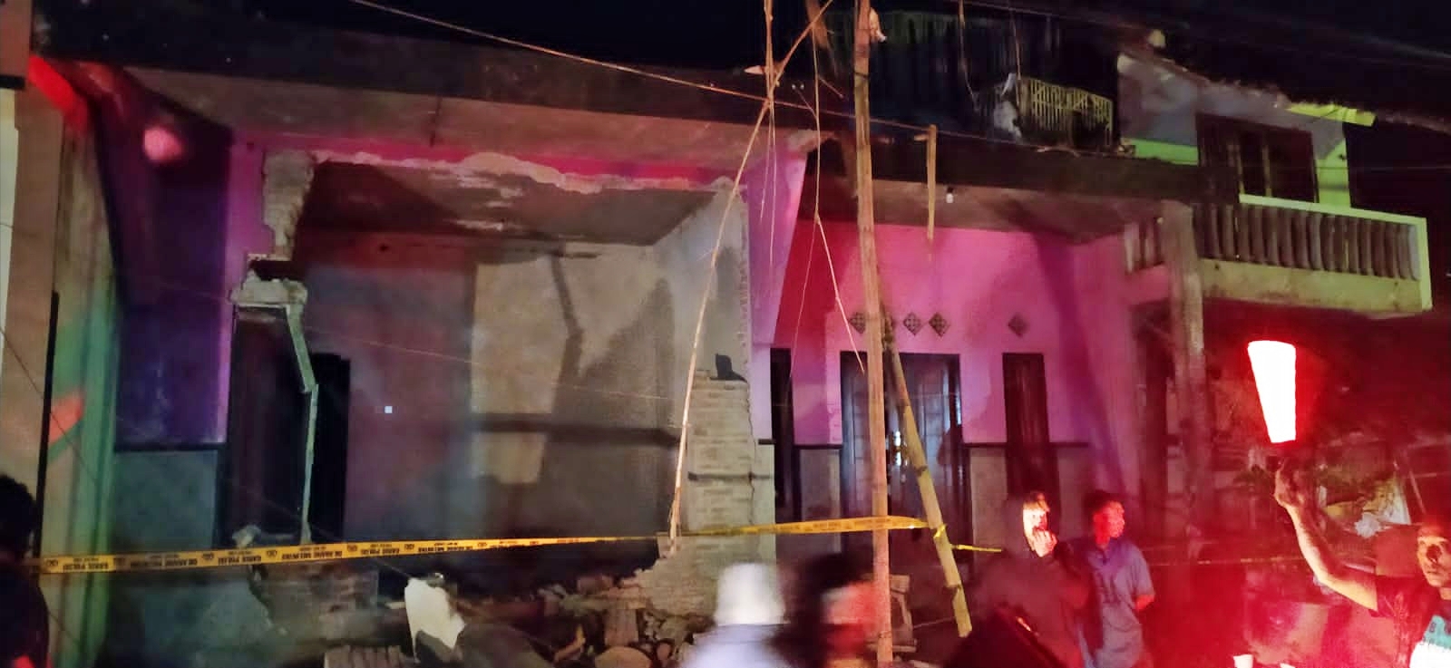 TKP Ledakan diduga dari obat petasan di sebuah rumah di Kaliangkrik Magelang