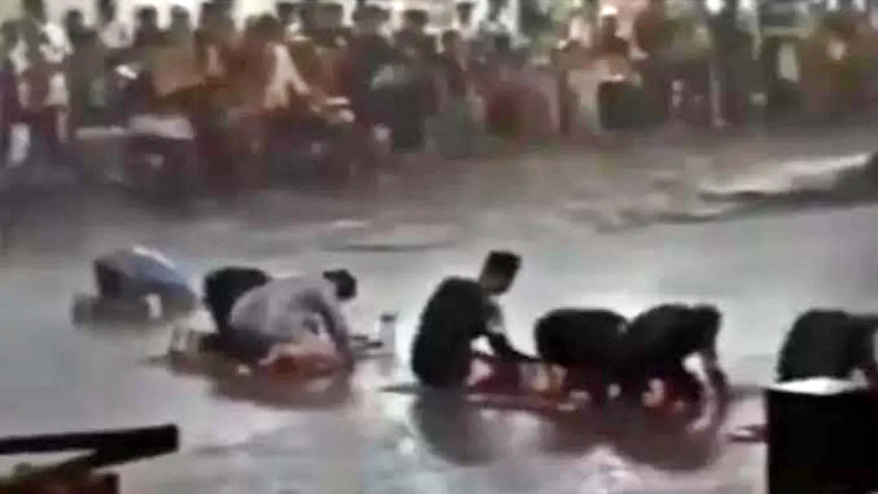 Tangkapan layar video jamaah salat terawih di tengah derasnya hujan