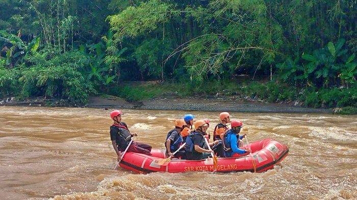Tim SAR Gabungan menggunakan perahu karet susuri Sungai Progo mencari korban pemancing yang diduga hanyut