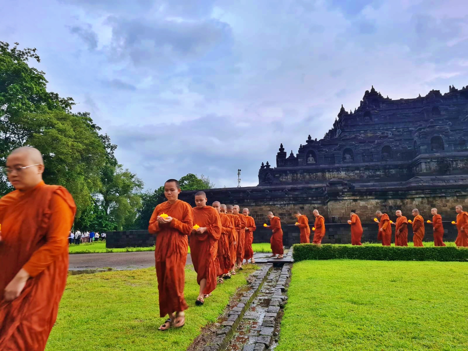 Umat Buddha melakukan perayaan Magha Puja 2567 Tahun Buddhis atau Tahun 2023 di Candi Borobudur