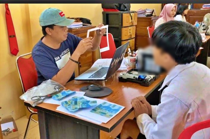 Warga Ngablak ditangkap Polisi karena beli hp pakai uang palsu
