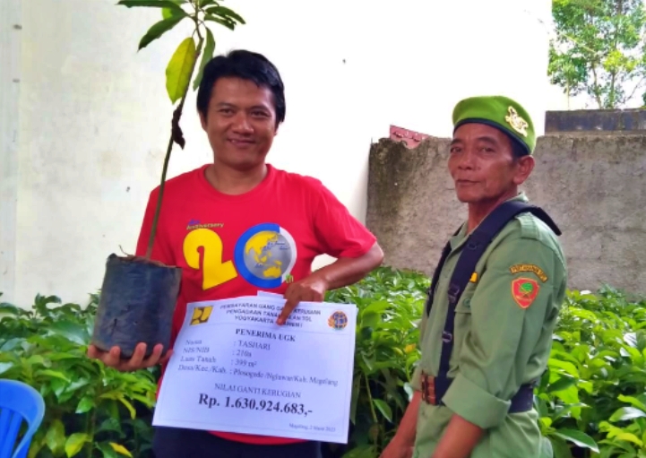 Warga di Magelang terima UGR jalan tol bonus bibit alpukat_foto beritamagelang