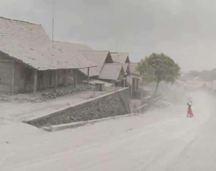 Gunung Merapi Luncurkan Awan Panas Guguran, Sejumlah Desa di Magelang Terdampak Hujan Abu