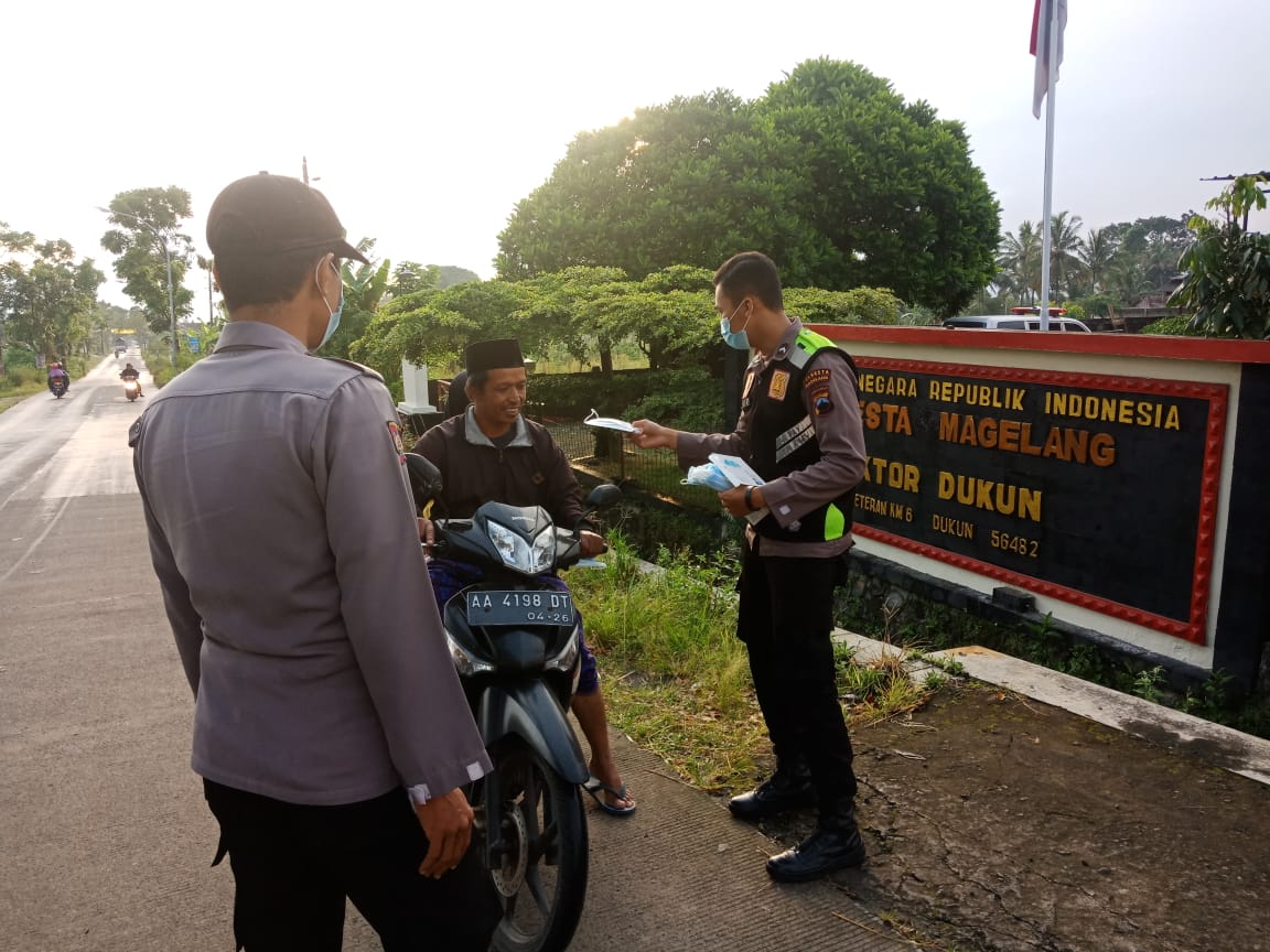 Hujan Abu, Polresta Magelang Bagikan Masker kepada Warga