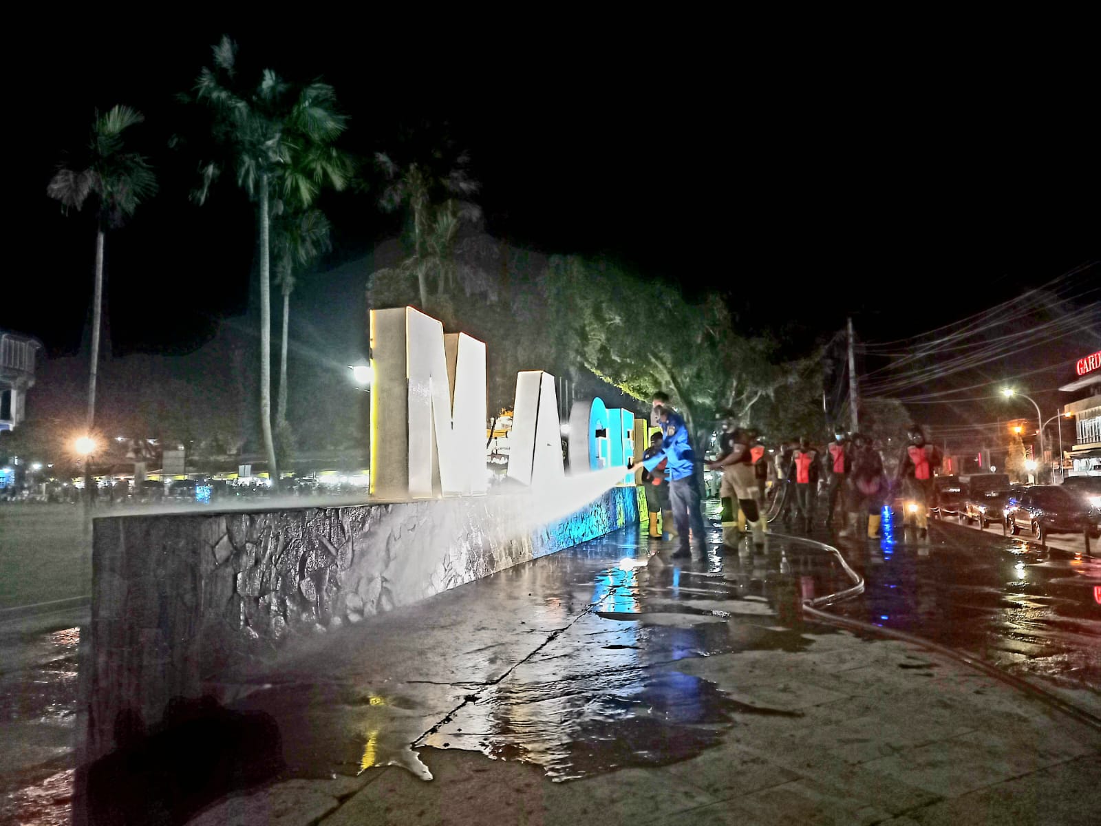 Pemkot Magelang Bersihkan Abu Vulkanik Merapi di Ruang Terbuka Publik