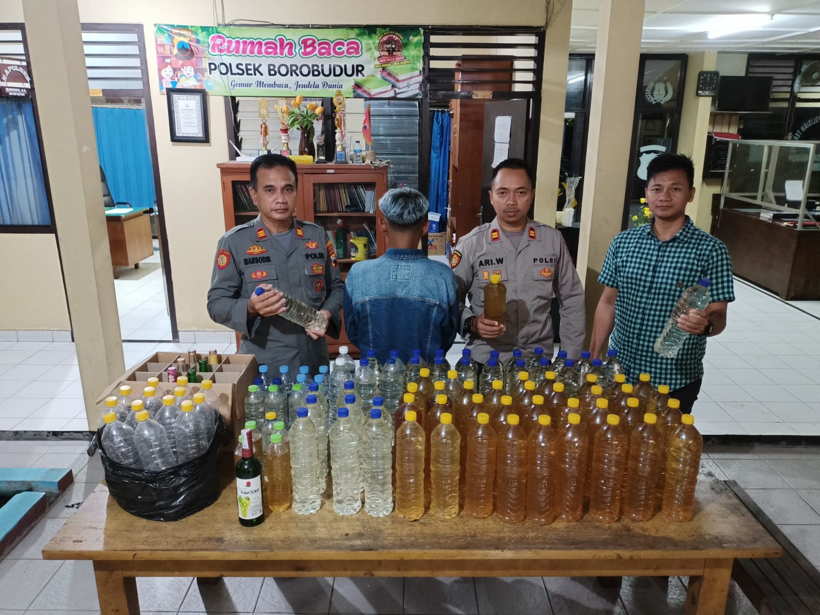 Polsek Borobudur Amankan Puluhan Botol Miras dan Terduga Penjual