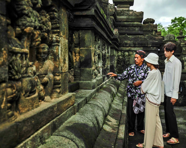 Wisatawan saat beriwisata naik di Candi Borobudur_Foto Corcomm PT TWC