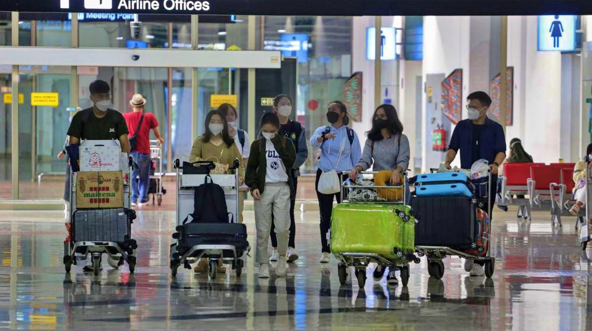 ilustrasi koper di bandara