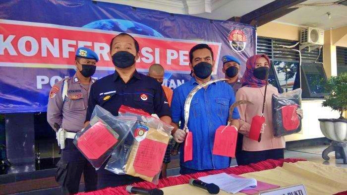 pelaku KP berikut barang bukti peristiwa kejahatan yang menyebabkan korban meninggal dunia di Mapolresta Sleman
