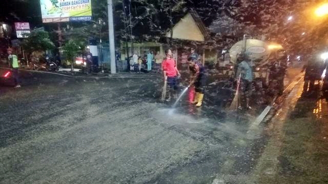 ribuan laron bikin pengendara motor terpeleset