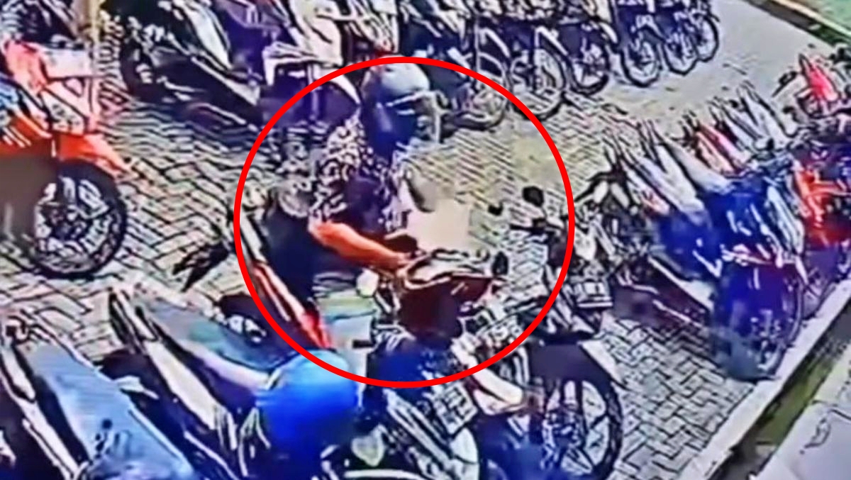tangkapan layar video cctv aksi pencurian helm di parkiran kampus UNTID Magelang