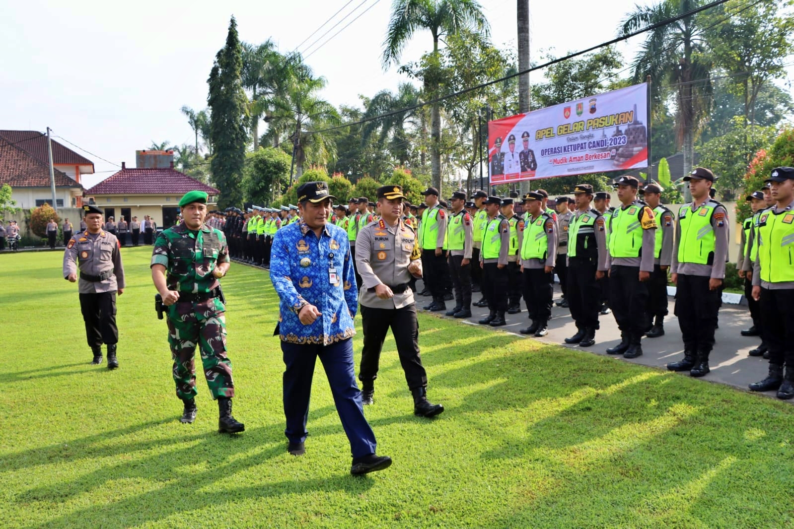 Bupati Magelang didamping Kapolresta dan Dandim cek peserta apel gelar pasukan operasi ketupat candi 2023