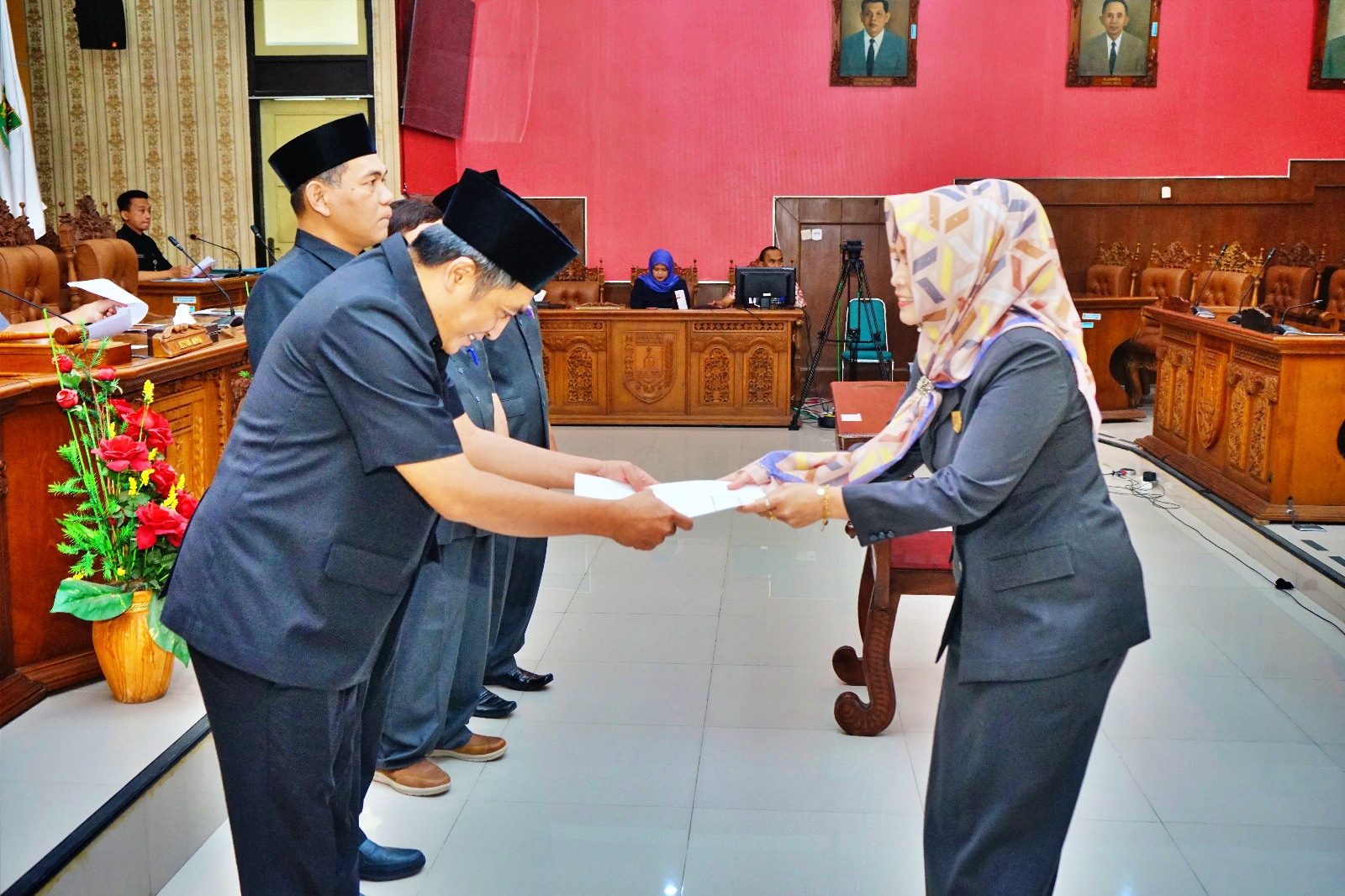 Bupati Magelang saat menerima Raperda Desa Wisata dari DPRD Kabupaten Magelang