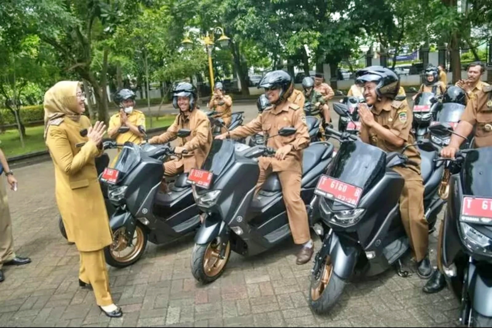 Bupati Purwakarta saat berikan sepeda motor baru kepada para Kades