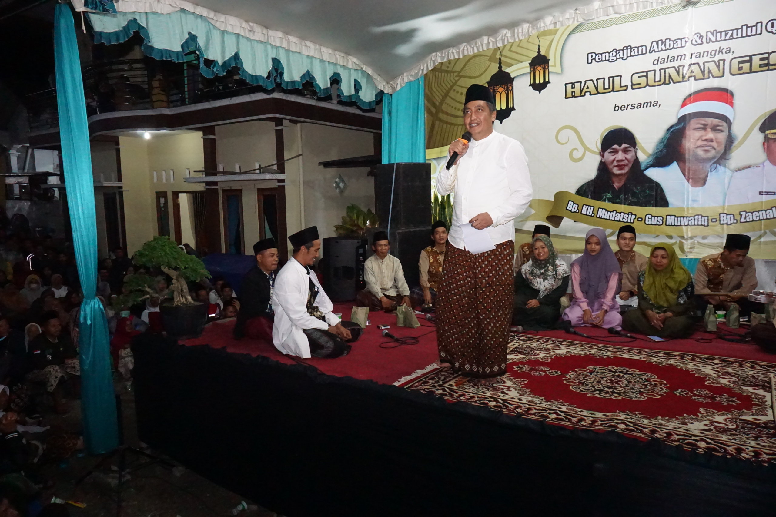 Bupati Magelang Zaenal Arifin saat memberika sambutan pada peringatan Haul Raden Cokro Joyo/Sunan Geseng.