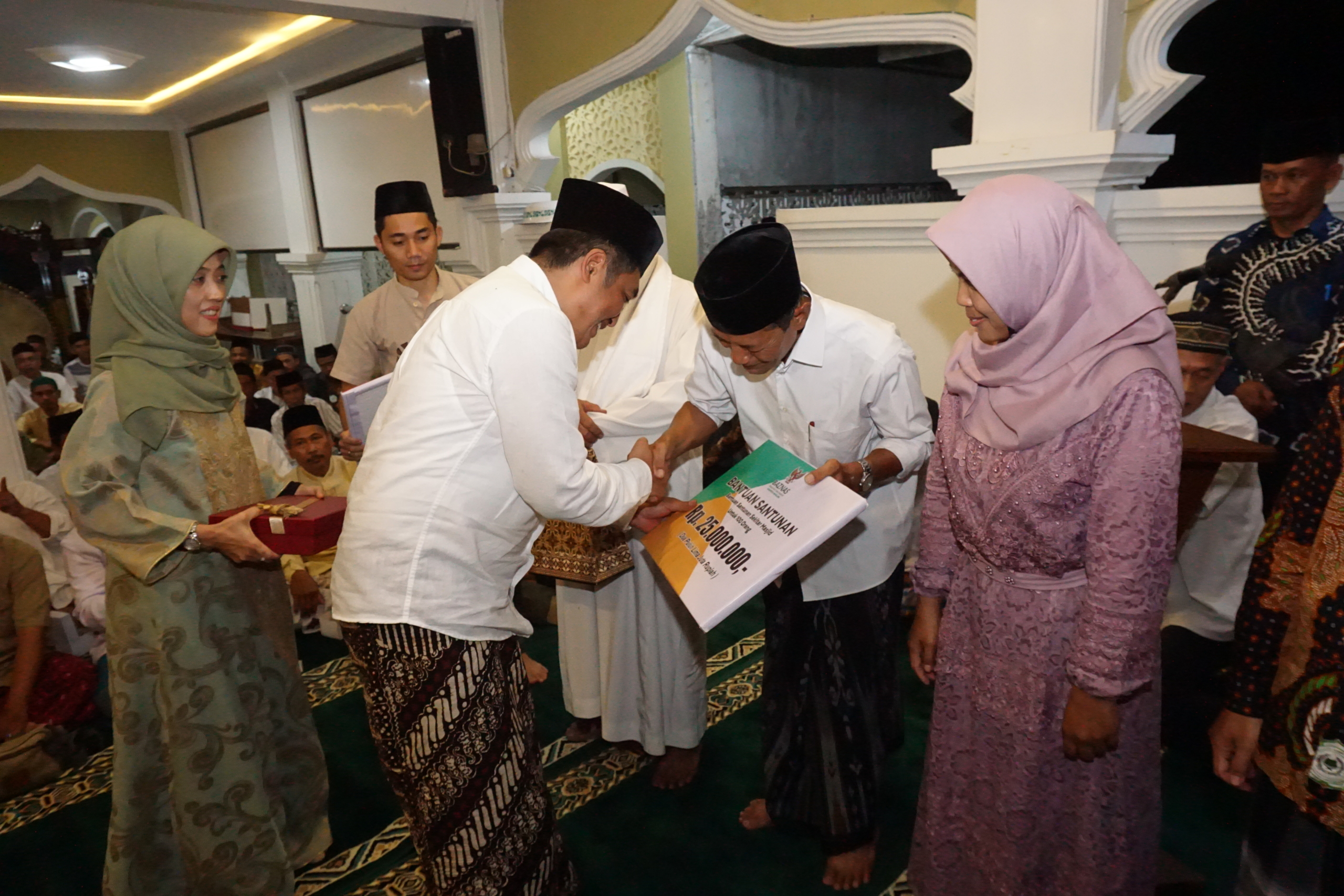 : Bupati Magelang Zaenal Arifin didampingi Istri saat menyerahkan bantuan di Masjid Jami Baitul Muttaqien di Desa Trasan, Bandongan pada kegiatan Tarhim.