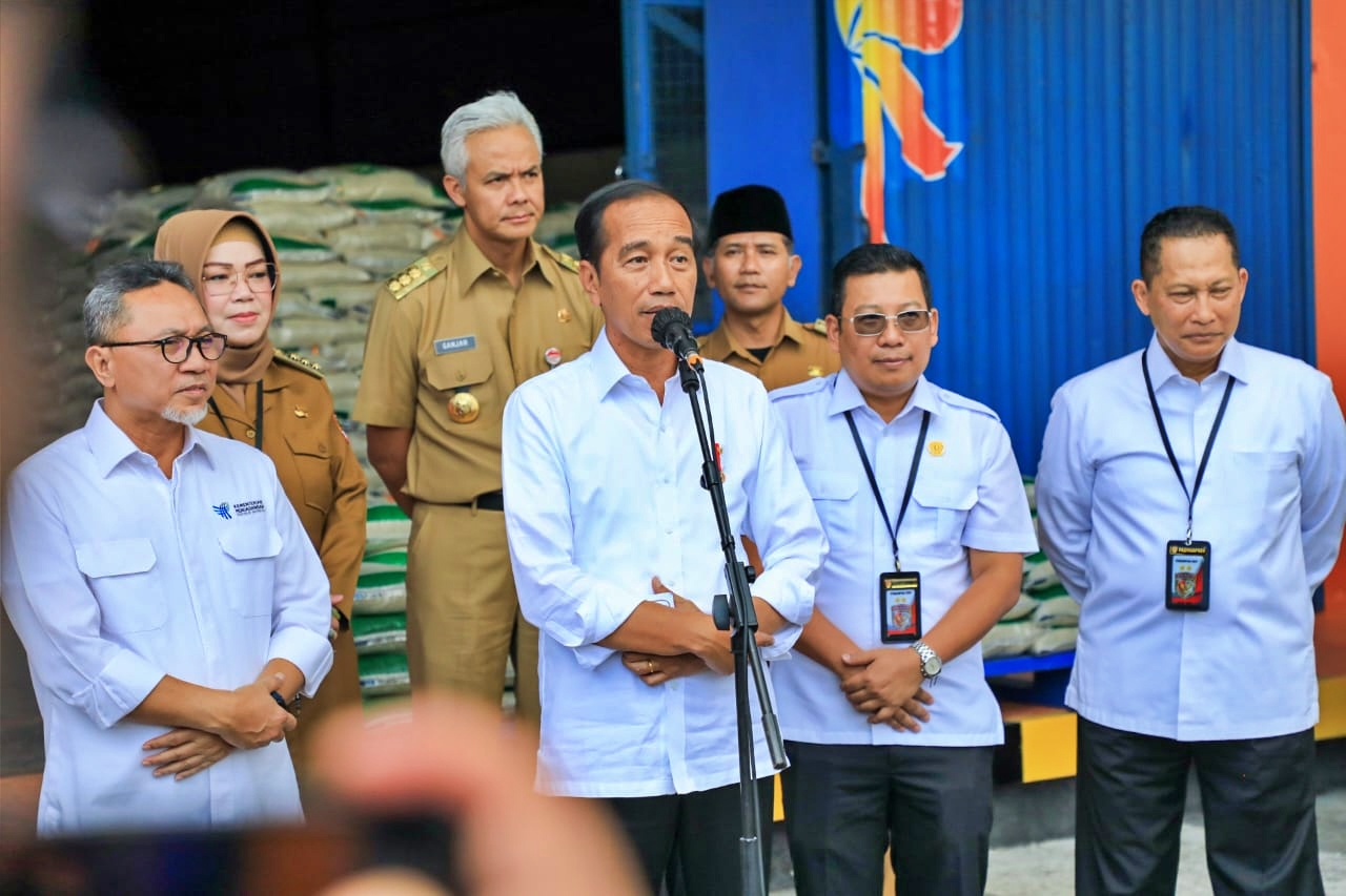 Ganjar Pranowo dampingi Jokowi cek harga dan stok sembako di sejumlah pasar tradisional di Boyolali