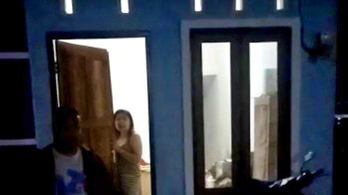 Ilustrasi warga gerebek kades nongkrong di rumah wanita bersuami malam-malam