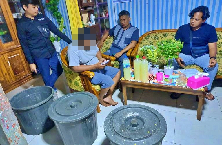 Jajaran Polsek Muntilan menggrebek penjual miras di rumahnya