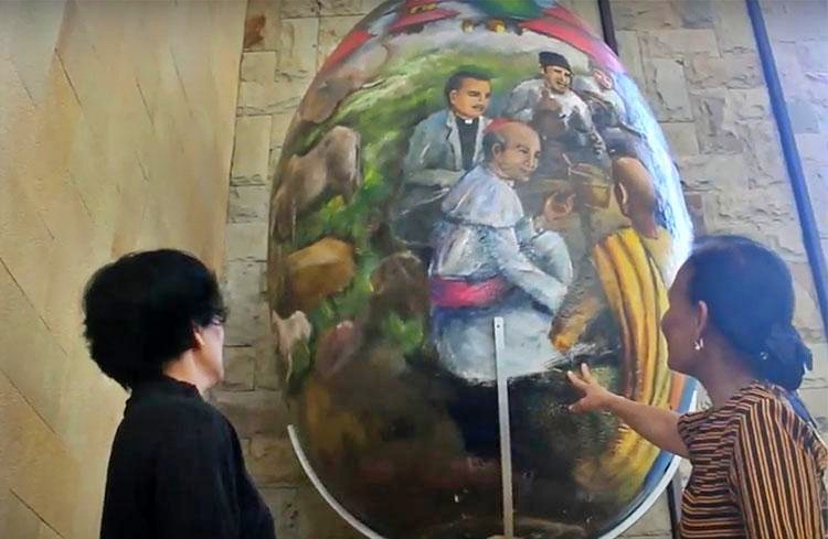 Jemaat melihat telur Paskah di sebuah Gereja di Magelang_Foto Inews