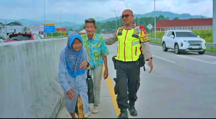 Kakek Nenek jalan kaki telusuri jalan tol lantaran tak punya ongkos usai jenguk cucu