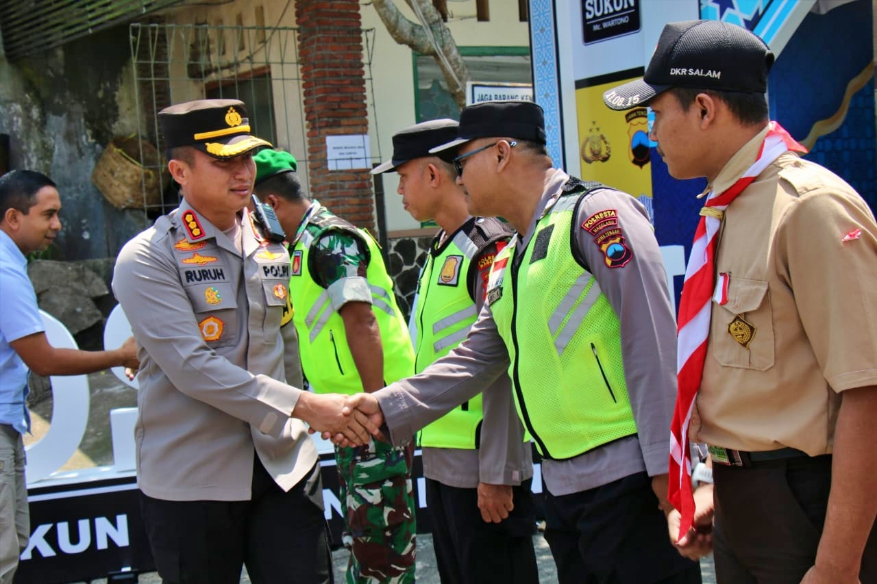 Kapolresta Magelang saat kunjungi Pos Pam Operasi Ketupat Candi 2023