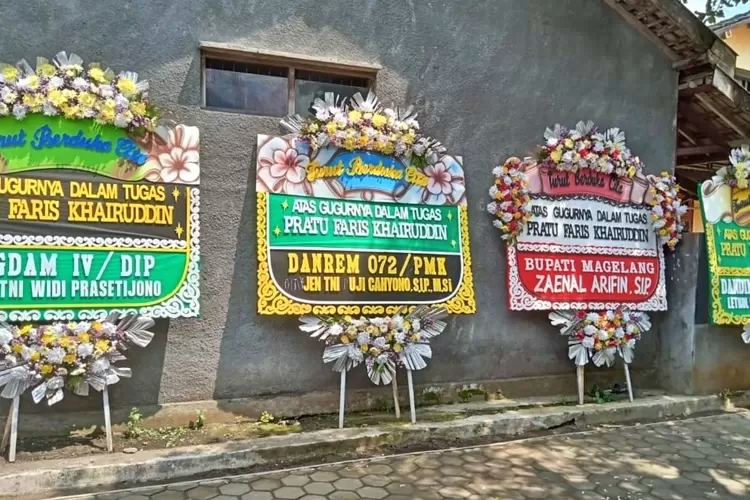 Karangan bunga di rumah duka Pratu Faris Khairuddin di Kecamatan Mungkid, Magelang, . Korban diduga gugur akibat serangan KKB di Papua,