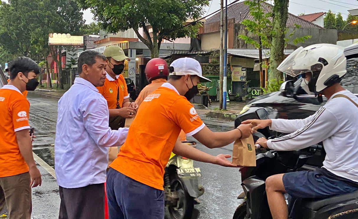 LDII Kota Magelang Ngabuburt bagikan takjil gratis