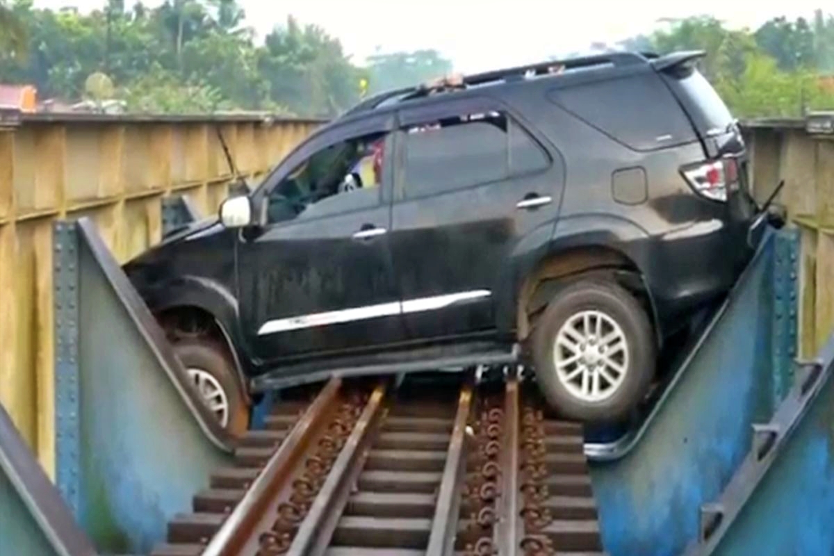 Mobil nyangkut di atas jembatan rel kereta api di Banyumas