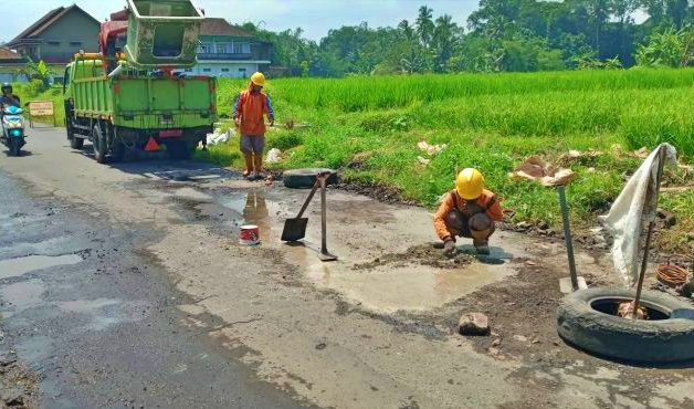Pekerja Lapangan DPUPR Kabupaten Magelang saat tambal sulam jalan rusak