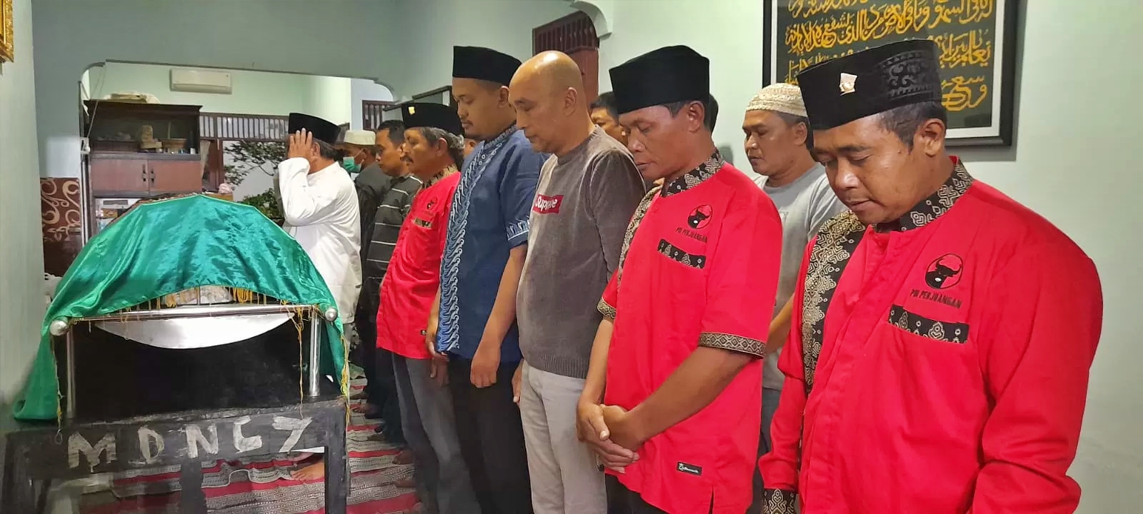 Pelayat sedang ikut mengsholatkan jenazah Ketua DPRD Jateng Bambang Kribo