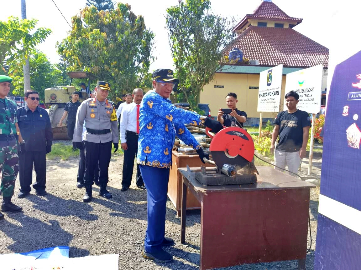 Pemusnahan knalpot jambrong dan botol miras di Polresta Magelang