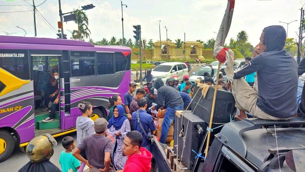 Petani, Pengepul dan Penjual Cabe di Magelang bagi bagi cabe gratis karena harga anjlok