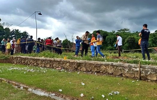 Petugas Polisi saat olah TKP ledakan 5 kg petasan di Pekalongan